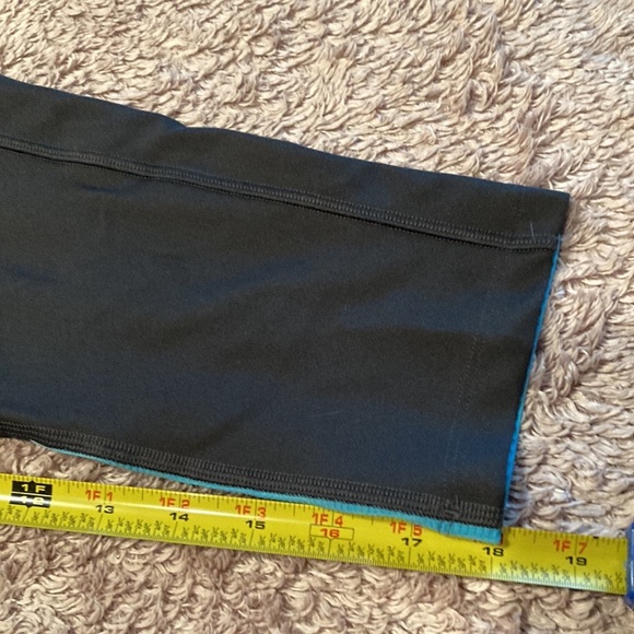 UNDER ARMOUR Womens Capri Leggings - size Medium - Picture 11 of 13